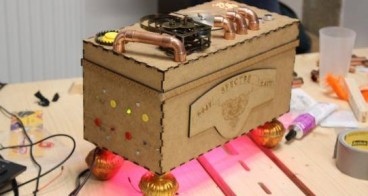 Vincent_Bidollet_et_le_8Fab_Lab_presentent_la_machine_à_spectre