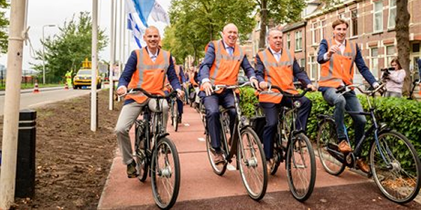Opening PlasticRoad door gedeputeerde Bert Boerman, wethouder William Dogger en de uitvinders van de PlasticRoad
