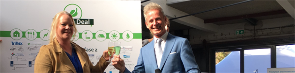Heister Maij en Egbert Roozen proosten op de ondertekening van green deal groene daken Heister Maij en Egbert Roozen proosten op de ondertekening van green deal groene daken