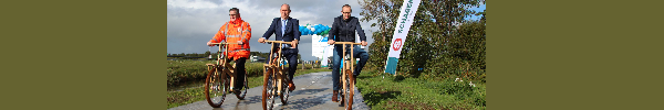 Opening snelfietsroute door vlnr directeur Brunink_gedeputeerde Boerman_wethouder Krale Opening snelfietsroute door vlnr directeur Brunink_gedeputeerde Boerman_wethouder Krale