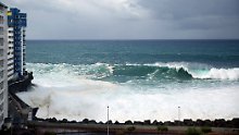 Sturm wtet auf Teneriffa: Riesenwelle reit Balkone weg