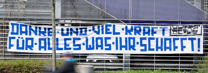 Auch in Augsburg helfen die im doppelten Sinne aktiven Fans nur zu gerne. "Wir bieten ab sofort an, Besorgungen oder Einkaufstätigkeiten zu übernehmen", heißt es in einem Flugblatt. Ganz wichtig: Es spiele "selbstverständlich" keine Rolle, ob die Hilfsbedürftigen FCA-Fans sind oder nicht. Der "Schwabensturm Stuttgart" veröffentlichte ein ähnliches Angebot, in Frankfurt wiederum unterstützen die Eintracht-Ultras die städtische Tafel.