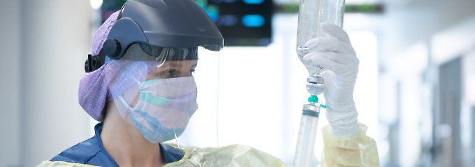 Erstmals überhaupt liegt die RKI-Schätzung über der Zahl der aktiven Infektionsfälle: In den Krankenhäusern, wie hier in der Corona-Intensivstation im Universitätsklinikum Dresden, läuft die Arbeit auch an Ostern ohne Pause weiter.