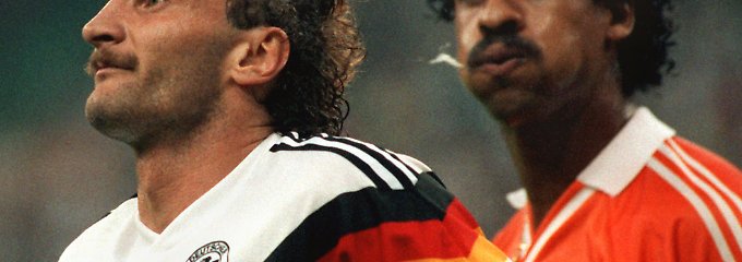 Beim Turnier in Italien spuckte ihm in der hitzigen Begegnung zwischen Deutschland und den Niederlanden, die das Team von Franz Beckenbauer auf dem Weg zum WM-Titel 2:1 gewann, Frank Rijkaard in die Haare. 