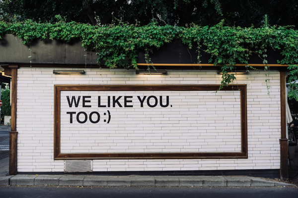 Sharing is caring © Unsplash/Adam Jang