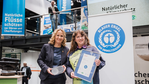 Bundesumweltministerin Steffi Lemke verleiht Urkunde an FairCup GmbH