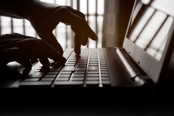 Verteidigung gegen Beleidigungen im Internet und Social Media (© smolaw11 - stock.adobe.com)