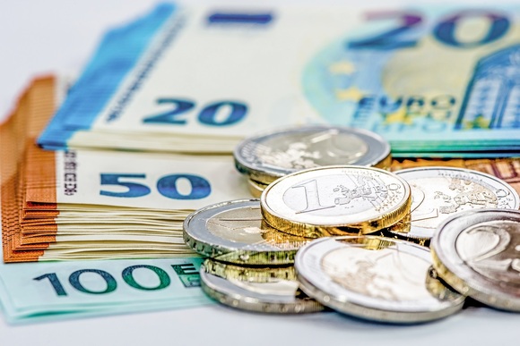 Muss der Arbeitgeber wegen der Inflation das Gehalt erhöhen? (© foto_tech - stock.adobe.com)