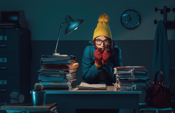 Wenn es im Büro zu kalt ist – das können Arbeitnehmer machen (© stokkete - stock.adobe.com)