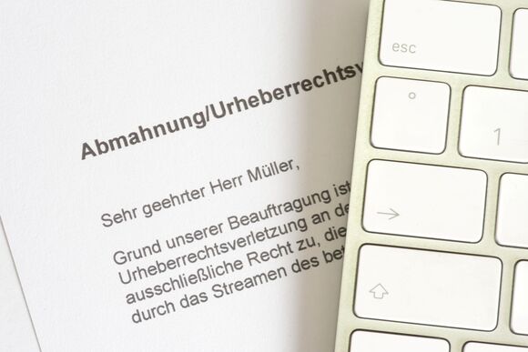 Abmahnung wegen Filesharing – So verhalten Sie sich richtig (© studio v-zwoelf - stock.adobe.com)