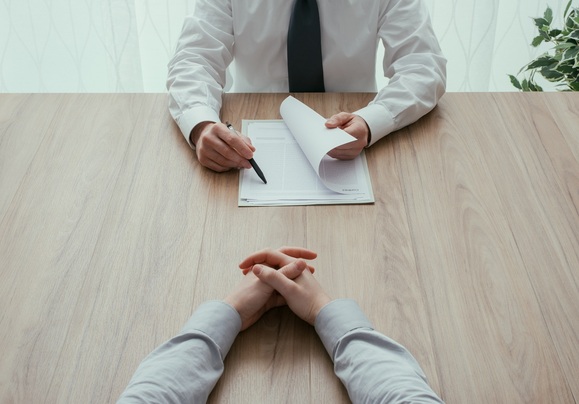 Bewerbungsgespräch – darauf müssen Arbeitnehmer und Arbeitgeber achten (© stokkete - stock.adobe.com)