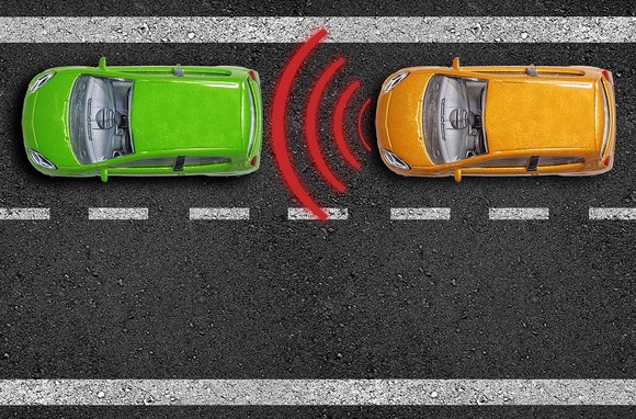 Wovon hängt der einzuhaltende Abstand zum vorausfahrenden Fahrzeug ab? (© Stockwerk-Fotodesign - stock.adobe.com)