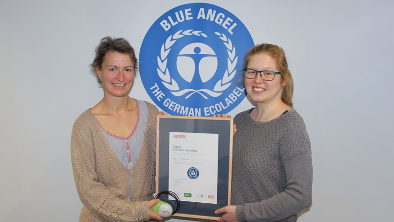 Pite Jordan (l.) von Nager IT bei der Übergabe der Urkunde durch Rosemarie Bähne