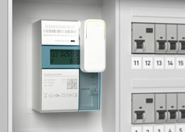 FRITZ!Smart Energy 250 an einem digitalen StromzÃ¤hler.