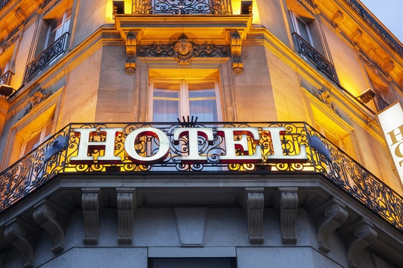 OLG Frankfurt / Main: Vermietung an Stadt verletzt Hotel-Pachtvertrag nicht (© Brian Jackson - stock.adobe.com)